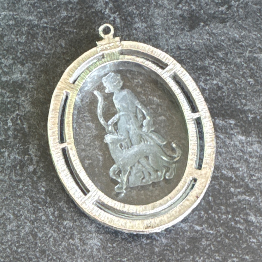 Vintage Avon pendant - Picture 3 of 4